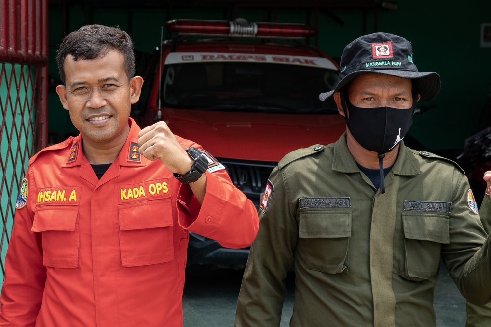 Officers from Manggala Agni Daops Banyuasin extinguish peatland fires in  Ibul 1 Village, Pemulutan District, Ogan Ilir Regency, South Sumatra. This  land fire occurred at 10.00 WIB with an area of ????about